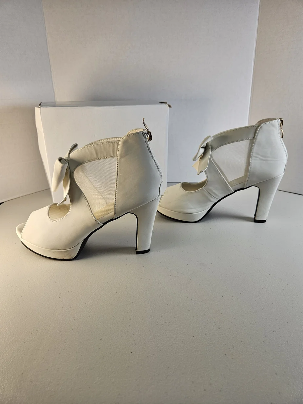 Women’s White Peep-Toe Bow Platform Heels Size 9 EURO 40